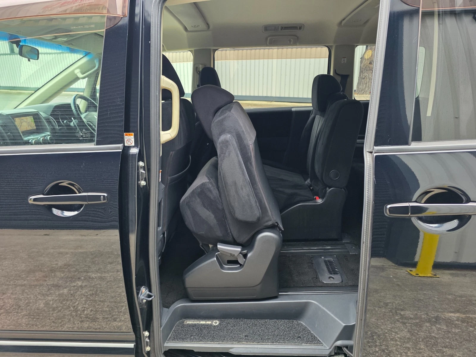 2007 Mitsubishi Delica JDM car for sale — photo 16 of 24
