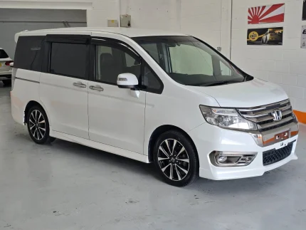 HONDA STEPWAGON SPADA Z COOL SPIRIT 2.0 PETROL AUTOMATIC 2013 8 SEATER MPV - Picture 1